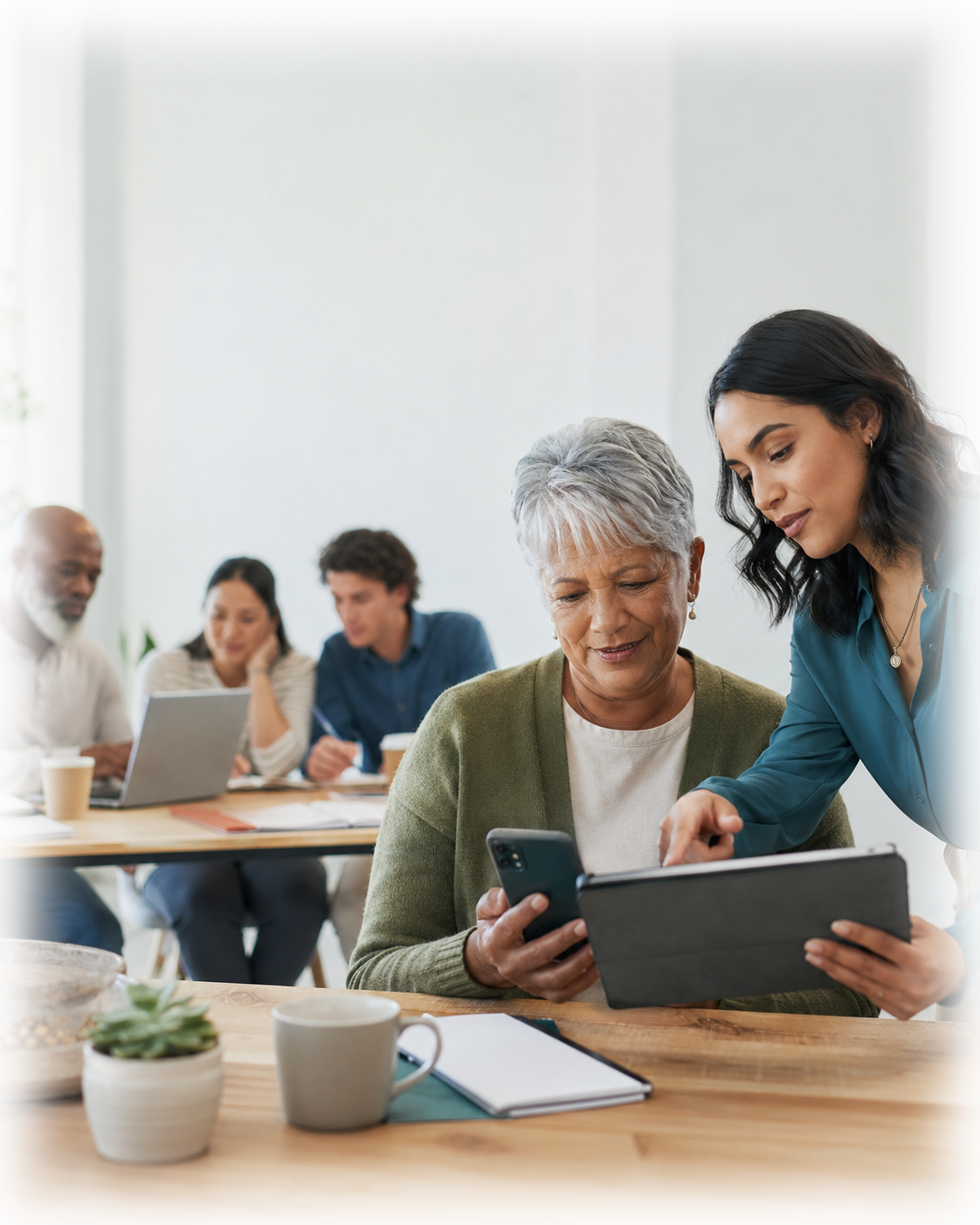 Grupo aprendendo tecnologia com apoio humano